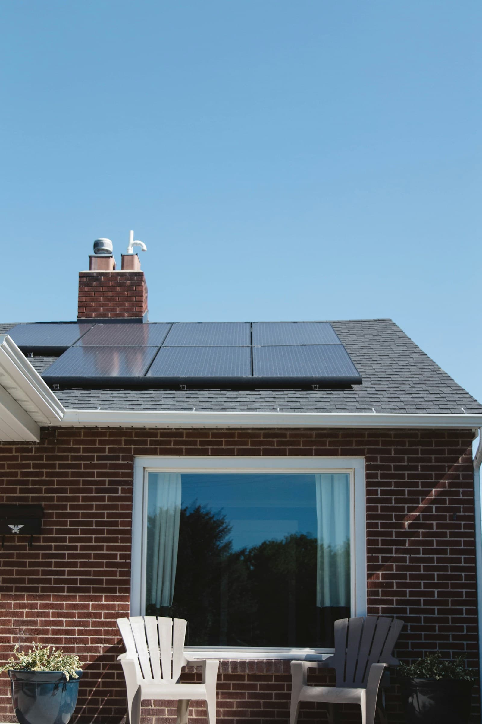 Bakstenen woning met zonnepanelen op het dak